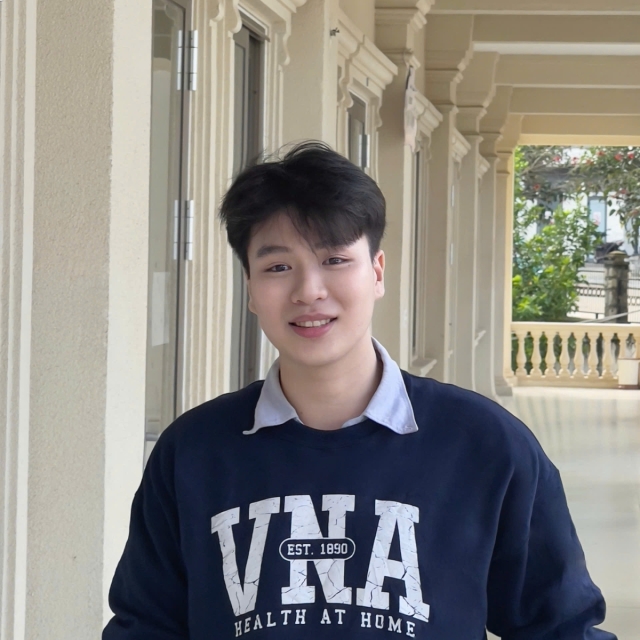 Thầy Võ Trung : tốt nghiệp chuyên ngành ngôn ngữ Anh